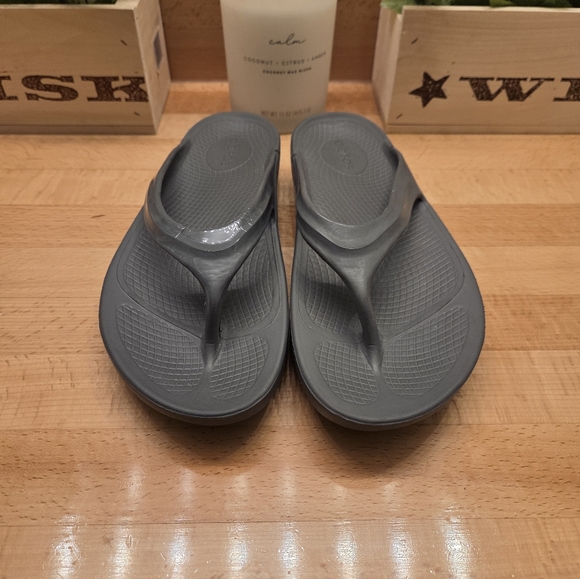 Oofos OOlala Sandals Womens 9 Gray/Silver Recovery Thong Flip Flop Comfort - Picture 2 of 9